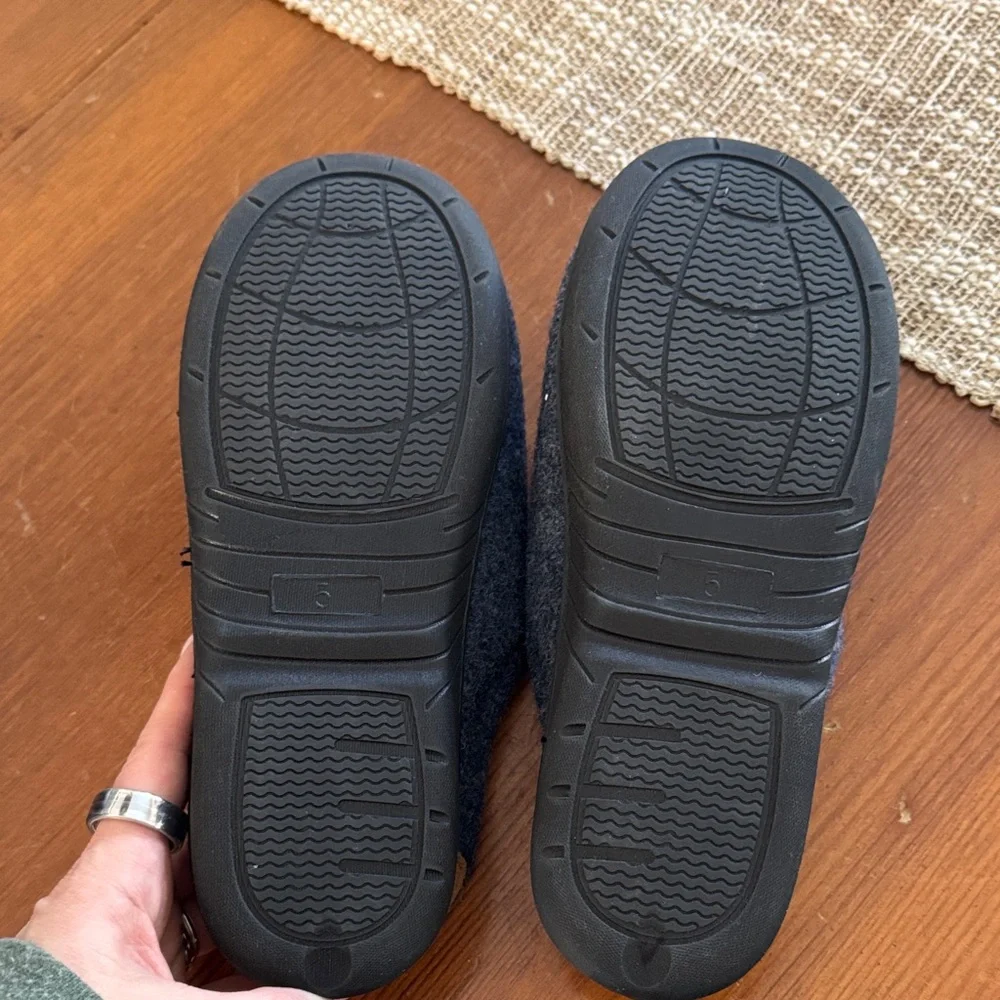 Lucky Brand Boys size 5 Navy Slippers with Brown Detail NWOT